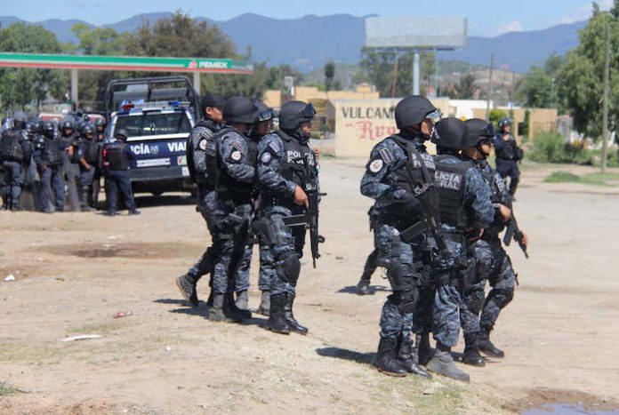 gendarmes_disparando_oaxaca_1-1
