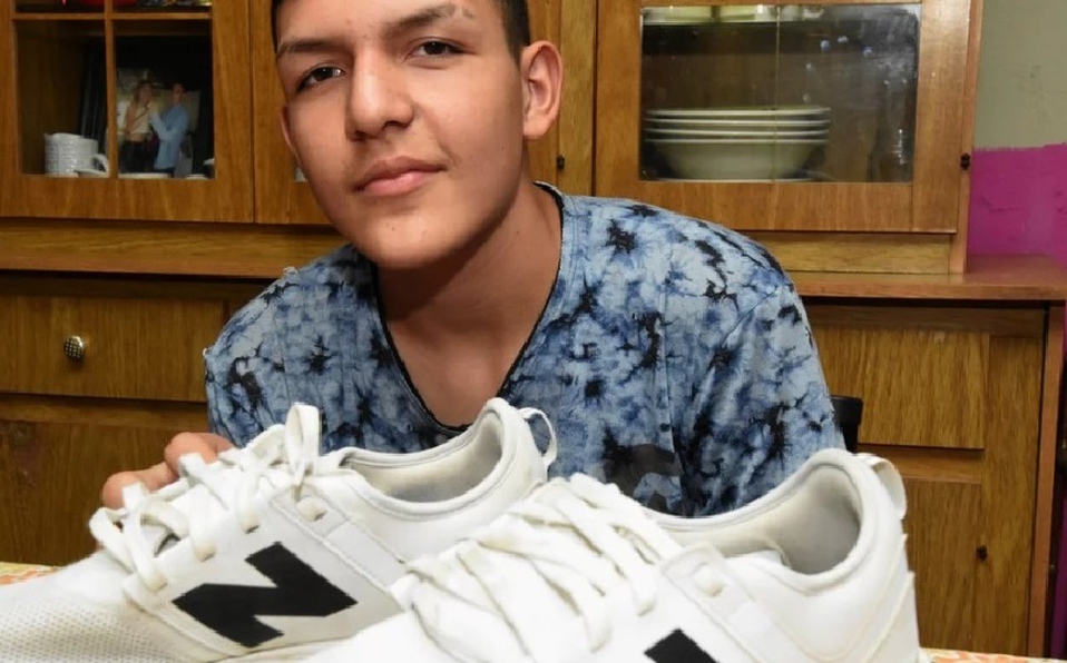 Basquetbolistas ayudan a joven que iba descalzo a la escuela porque no  tenía zapatos de su talla - Quinta Fuerza