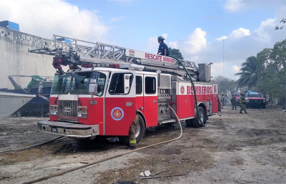 Celebran de forma poco común a los bomberos en su día en Cancún