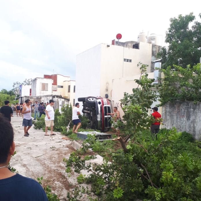 Una camioneta quedó volcada sobre su constado afuera de una casa, luego que el conductor perdiera el control de su vehículo Una camioneta quedó volcada sobre su constado afuera de una casa, luego que el conductor perdiera el control de su vehículo