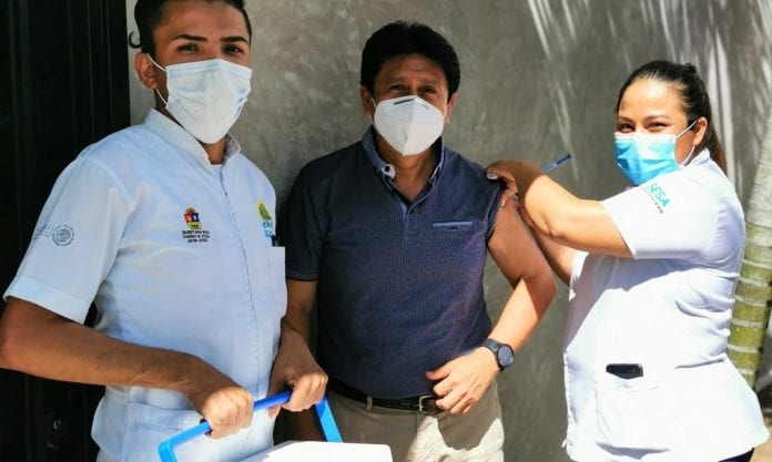 víctor mas Autoridades de Tulum, encabezadas por Víctor Mas Tah, invitaron a la población a vacunarse contra la influenza, como parte de la campaña de vacunación del municipio y de la Secretaria de Salud Estatal.
