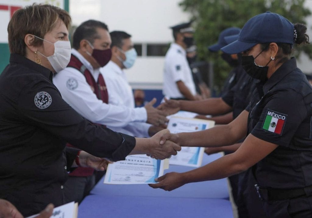 Dan reconocimiento a Policías Municipales graduados en Playa del Carmen Quinta Fuerza Dan reconocimiento a Policías Municipales graduados en Playa del Carmen Quinta Fuerza