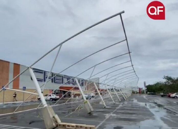 CHEDRAUI VELAMAR ¡NO AGUANTÓ NADA! Estructura para dar sombra a autos de Chedraui Velamar se colapsa en Playa del Carmen