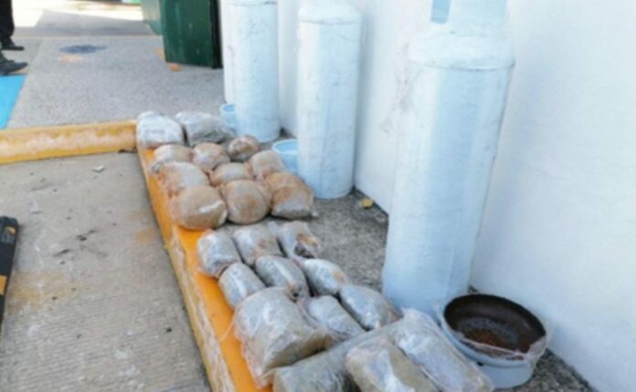 2bac3e38-506b-4404-860f-ef63b10eecf4 Se detectaron unas tanques de gas LP que iban rellenos con droga; venían desde Querétaro y fueron localizados en Tabasco