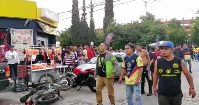 golpes y cinturonazos entre aficionados Indignante. Aficionados de dos equipos del futbol mexicano se agarraron a golpes y cinturonazos. Todo quedó grabado.