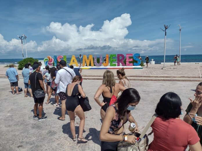 parador de Isla Mujeres Pintaron las letras y renovaron la imagen del parador turístico de Isla Mujeres; gracias a ello hay más gente y habrá mayor derrama
