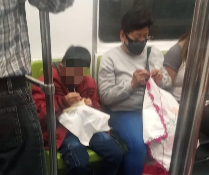 La imágen más bella de hoy. niño ayuda a su abuelita a bordar para salir adelante La imágen más bella de hoy: niño ayuda a su abuelita a bordar para salir adelante