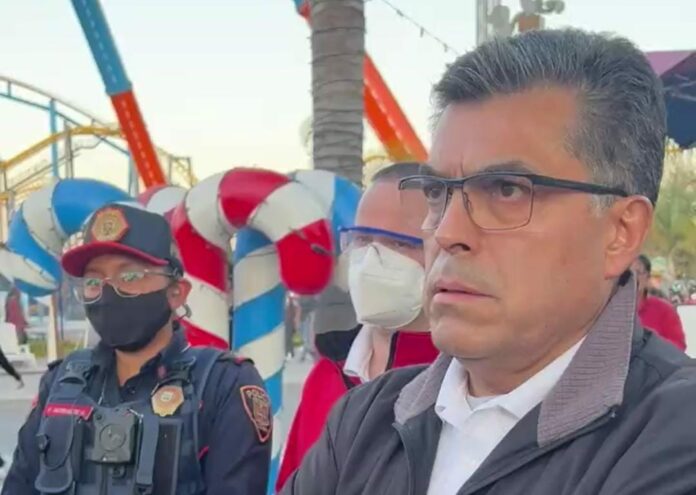 Six Flags discrimina Una pareja gay fue discriminada por un directivo de Six Flags, quien les dijo que no podían besarse en público porque es falta a la moral. Foto: Captura de video