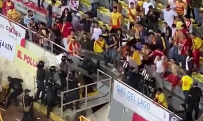 aficionados de Morelia causan destrozos ¡Qué papelón! Aficionados de Morelia, molestos porque su equipo perdía empezaron a lanzar el grito homofóbico y agredieron a policías. Foto: Captura de video