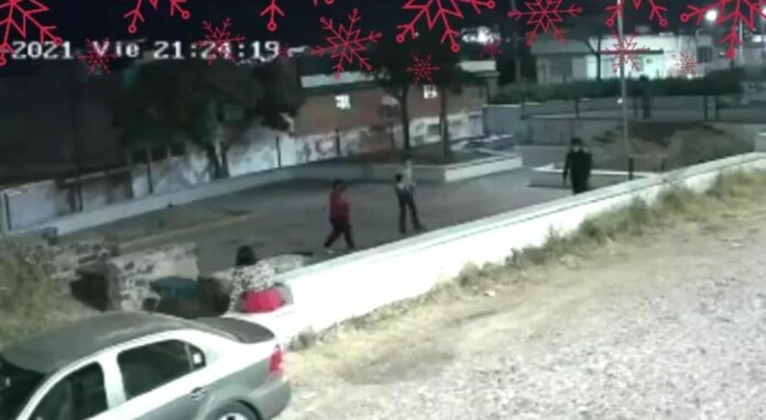 menor cae en coladera abierta Un menor de edad cayó en una coladera abierta mientras jugaba con otros niños la noche del 24 de diciembre; por suerte fue rescatado a tiempo. Foto: Captura de video