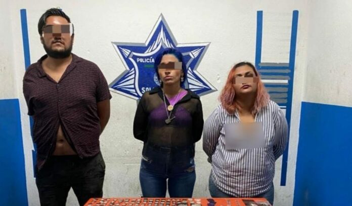 3 detenidos en Playa del Carmen Con un kilo de marihuana, 200 dosis de otras sustancias y hasta 100 cartuchos útiles fueron detenidas estas personas en Playa del Carmen. Foto: SP de Solidaridad