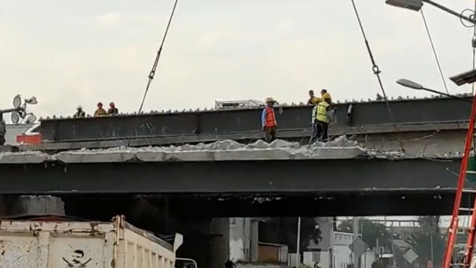 Cae parte de la estructura de un puente en la autopista México-Pachuca