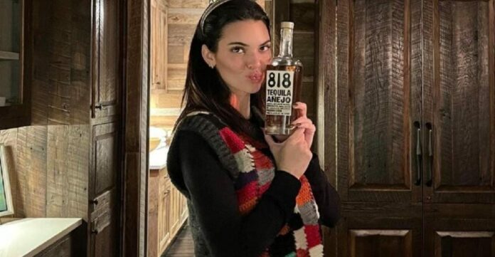Kendall Jenner donara ganancias de tequila La famosa Kendall Jenner ha dado a conocer que donará parte de las ganancias de su bebida a una campaña de alfabetización. Foto: Instagram de Kendall Jenner