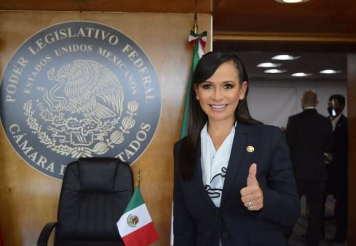 Laura Fernandez se va de Morena La diputada Laura Fernández ha anunciado que deja la bancada de Morena y se va al Sol Azteca. Espera lograr una candidatura. Foto: Redes sociales de Laura Fernández