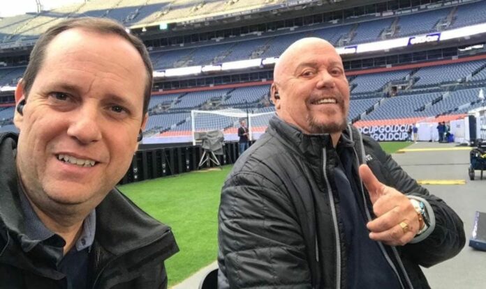 Paco Villa y Enrique Bermudez Enrique Bermúdez y Paco Villa fueron obligados por su empresa a disculparse por criticar al equipo de casa. La gente dice que eso es censura. Foto: Redes sociales