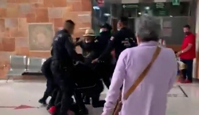 abuso de autoridad de Guardia Nacional Integrantes de la Guardia Nacional agredieron a un derechohabiente del IMSS y a su padre. Todo porque el señor no llevaba identificación. Foto: Captura de video