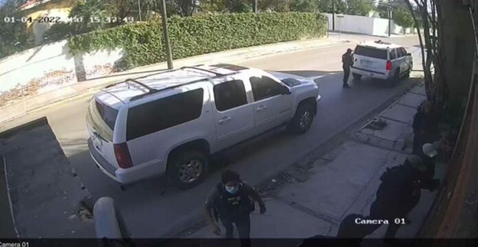 atacan casa de diputado de Morena Un comando de sujetos armados atacó la casa de gestión de un diputado de Morena en el norte del país. Entérate a detalle. Foto: Captura de video
