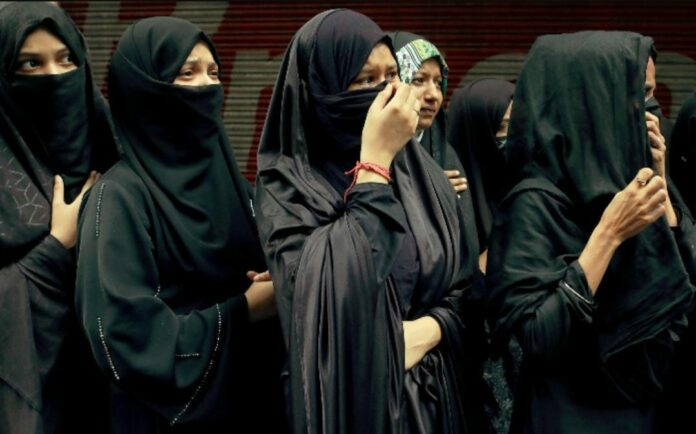 falsas subastas de mujeres Tres sujetos han sido detenidos por promover falsas subastas de mujeres en las redes sociales. Esto sucedió en la India. Foto: Reuters