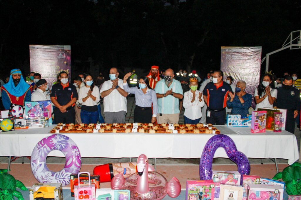 En ameno festival cortan la Rosca Monumental en Puerto Morelos