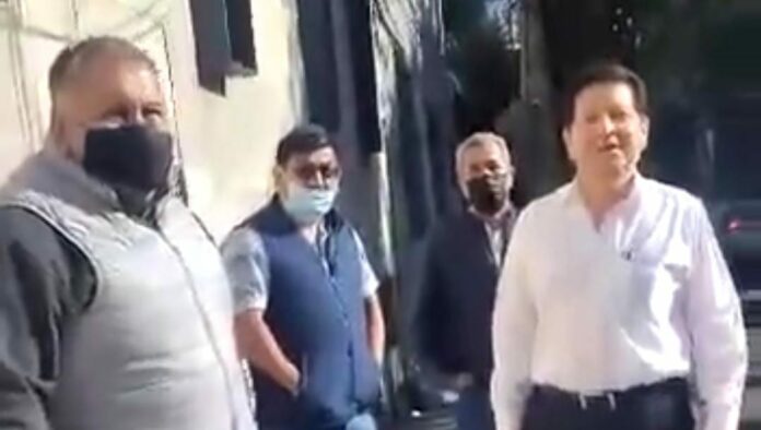 victima de tortura es golpeado por CNDH Una persona víctima de tortura del Ejército ahora fue agredida por funcionarios de la CNDH. ¿Son los que ven por los derechos humanos? Foto: Captura de video
