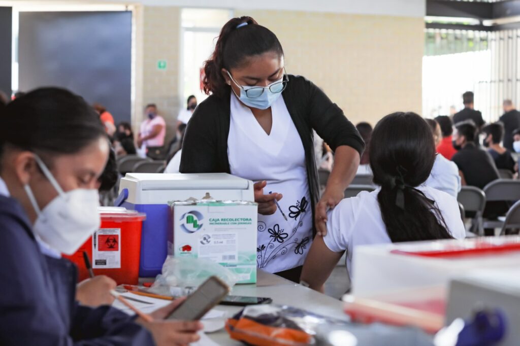 Aplican vacuna Covid a mayores de 18 años