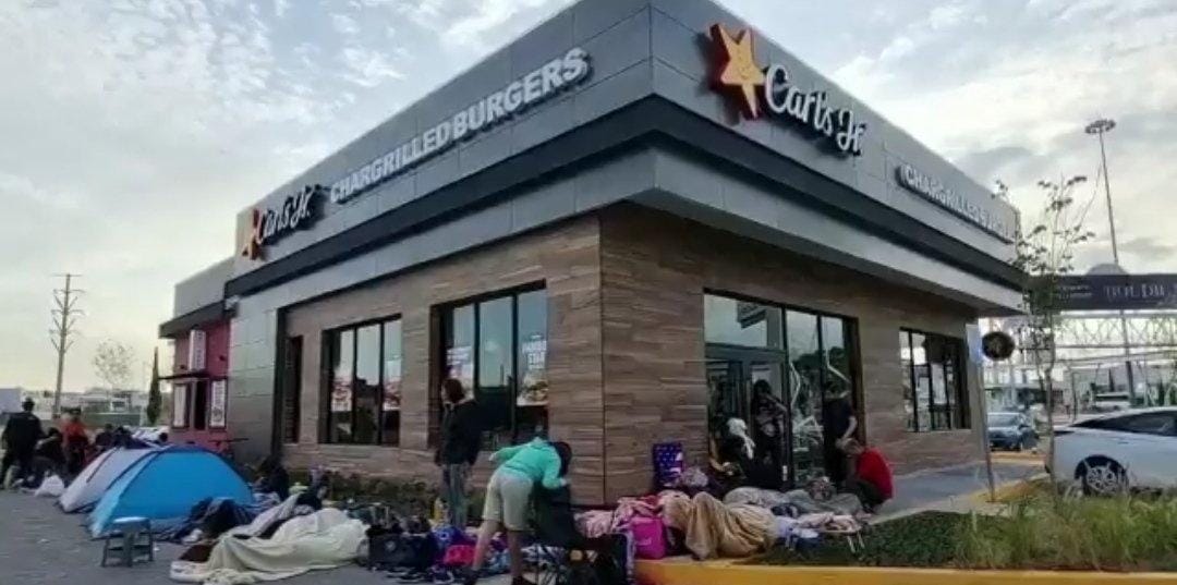 Video Duermen afuera del Carl's Jr de Puebla para recibir hamburguesas