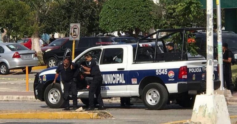 policías de Cancún