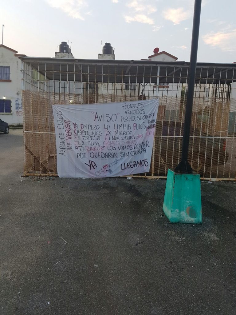 Cuelgan dos narcomantas en Cancún