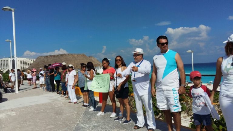 Estudiantes y ciudadanos forman “cadena humana” en playa Delfines