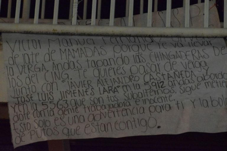 Amenazan a director policiaco con narcomantas