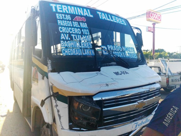 Autobús choca en la Talleres; hay 15 heridos