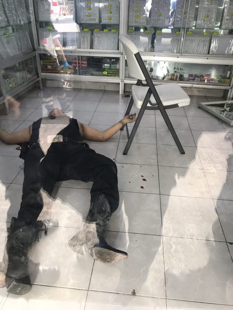 Video da pistas de asesinato en joyería; huyeron sin el botín