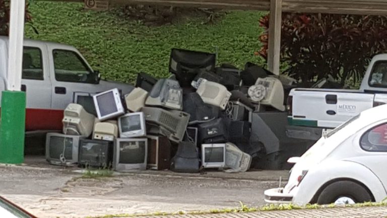 Semarnat tiene “cementerio” de televisores en sus instalaciones