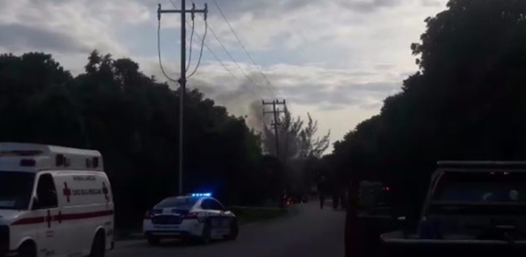 Choca contra poste e incendia vehículo