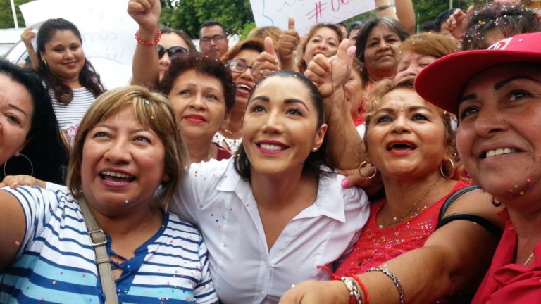Candy Ayuso en su registro para la diputacion federal