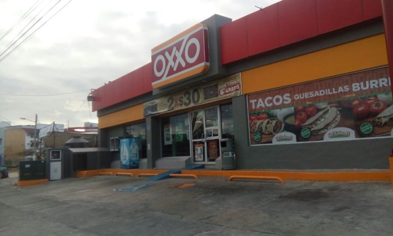 asaltan oxxo de la av Chichen