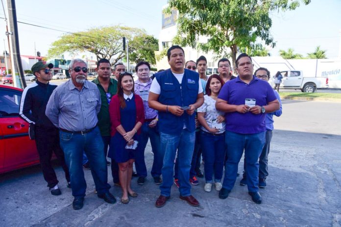 Chetumal.- El diputado Fernando Zelaya Espinoza salió esta mañana a recorrer calles de Chetumal para difundir los logros legislativos del PAN.