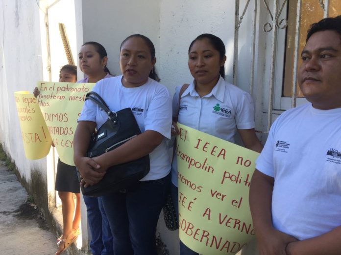 Protesta de promotores del Ieea en Felipe Carrillo Puerto