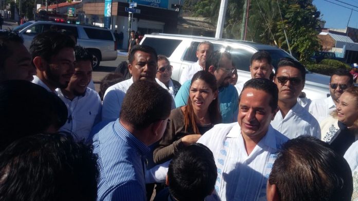 Gobernador Carlos Joaquín en la partida de rosca
