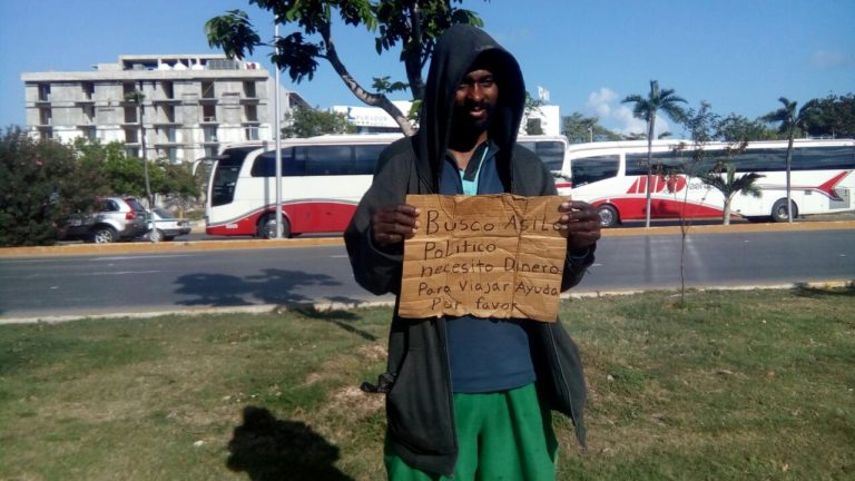 “Gringo” pide asilo en México con cartulina en mano