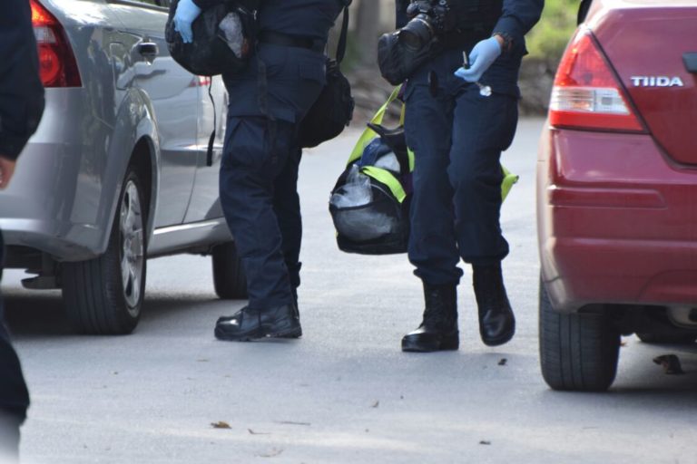 Decomisan drogas y armas en Bonfil; dos detenidos