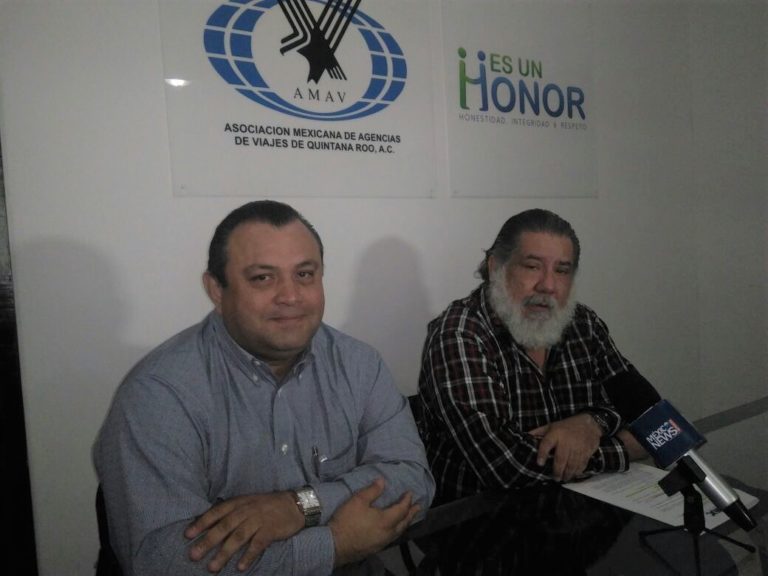 Exigen “limpia” de espectaculares de calles de Cancún