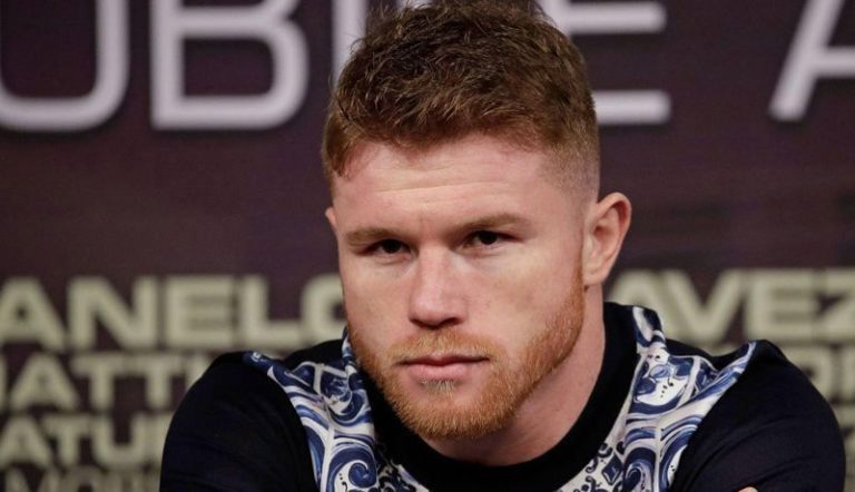 “Canelo” Álvarez da serenata a su novia en Cancún