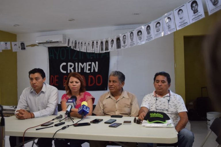 Posponen visita de padres de normalistas