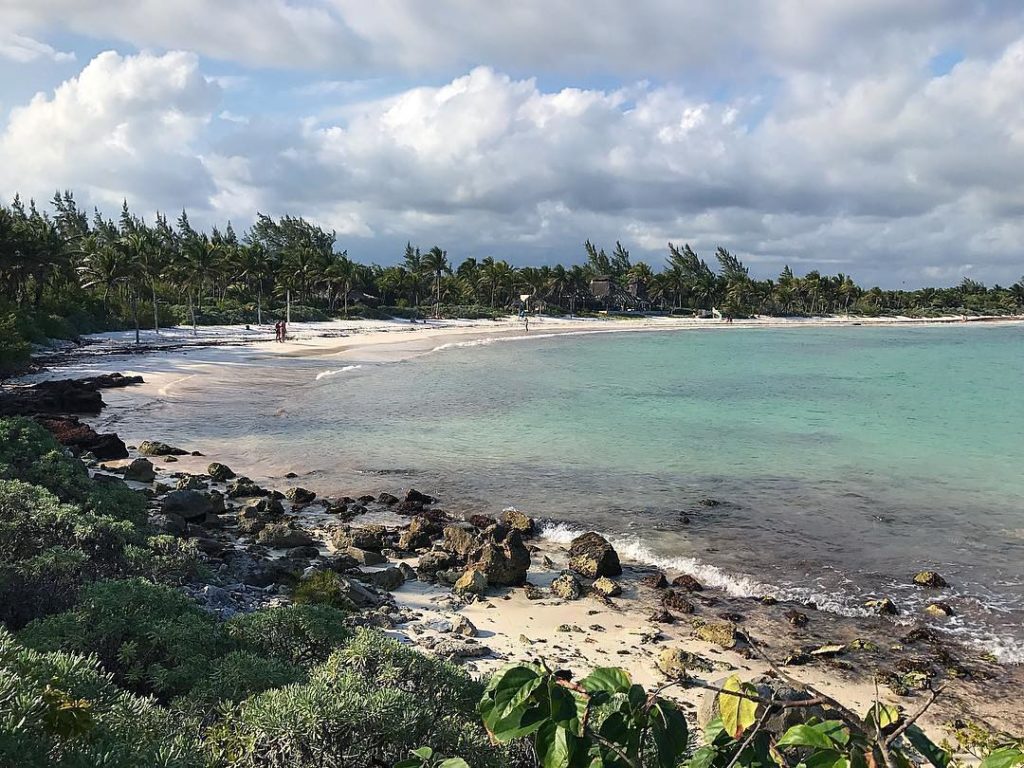 Xpu-Há significa "estero de dos aguas" en maya. Es una de las mejores playas de la Riviera Maya, que se ubica a 25 kilómetros de Playa del Carmen.