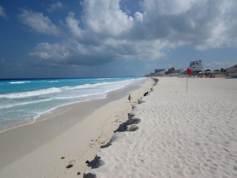 Grandes hoteles generan pérdida de arenales en Cancún