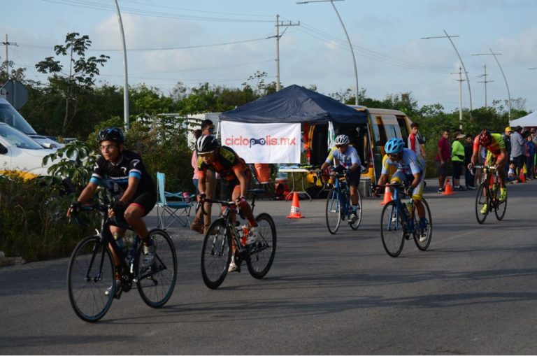 Cancún.- Pese a las adversidades que se tienen por falta de presupuesto ante los recortes federales, la delegación de ciclismo de Quintana Roo trabaja fuerte en busca de conformar una selección sólida y competitiva con miras a la Olimpiada y Campeonato Nacional Juvenil 2018.