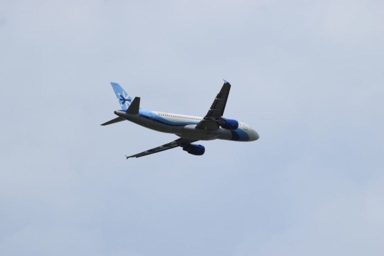 Reabren aeropuerto de Cancún; lluvias intermitentes