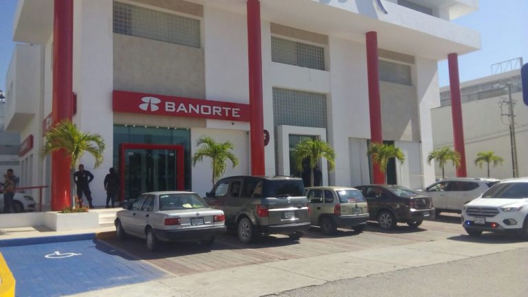 Robo a mano armada en Banorte; hay tres detenidos