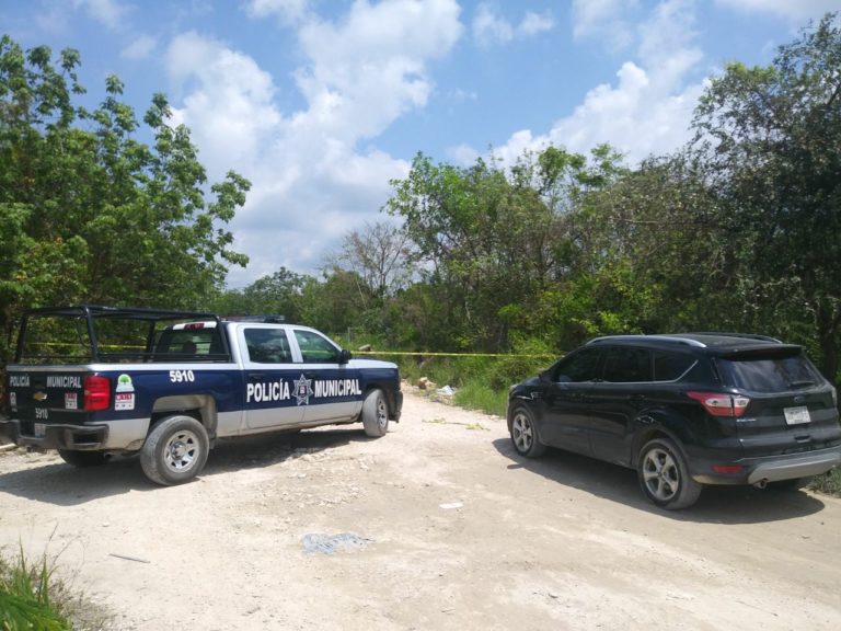 Cancún.- Un cuerpo descuartizado con huellas de tortura fue hallado esta mañana al interior de dos bolsas en la colonia La Unión, en la Región 213 de esta ciudad.